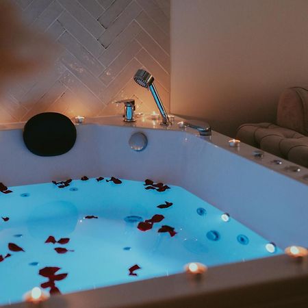 מוסטר Luxury Jacuzzi Apartment מראה חיצוני תמונה